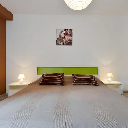 Modern House Centre Pag *