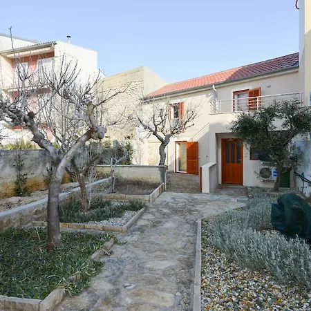 Modern House Centre Pag *